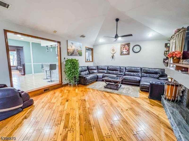 617 Sycamore St - Photo 2 of 20