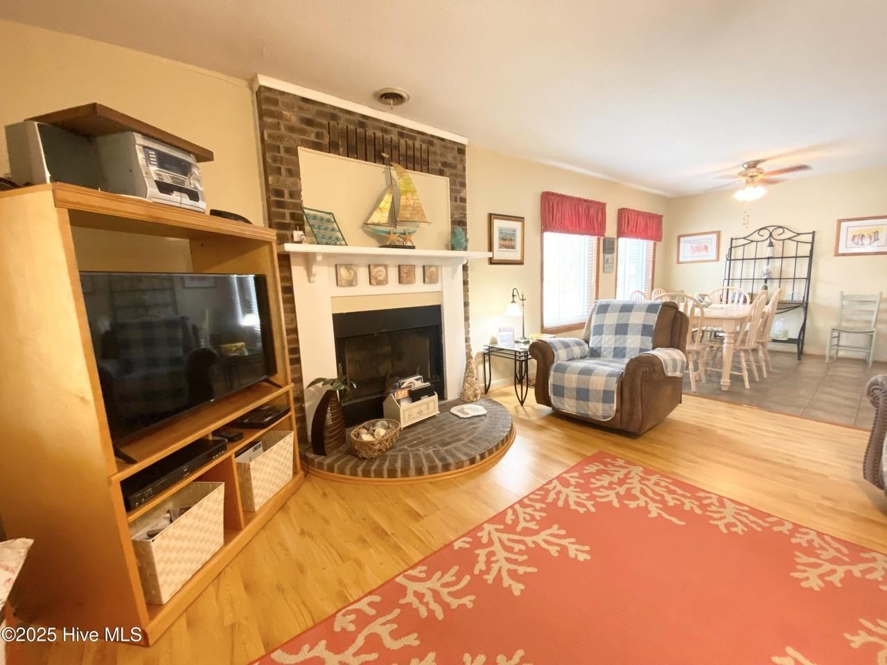 201 Ne 48th St - Photo 6 of 30