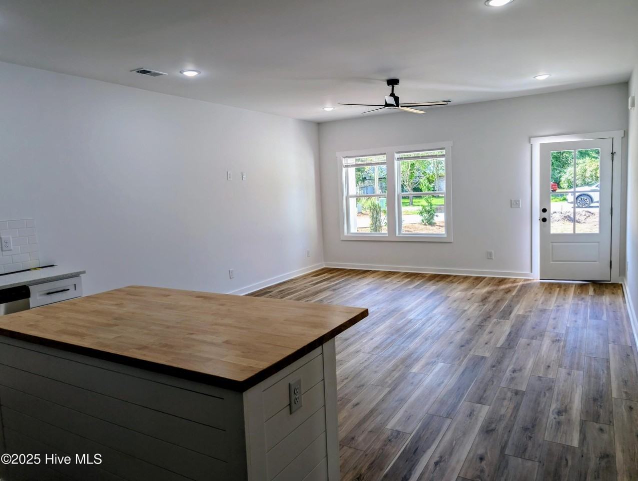 834 Greenwood Ct - Photo 3 of 19