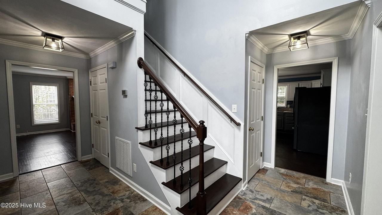 232 Newport Dr - Photo 2 of 41