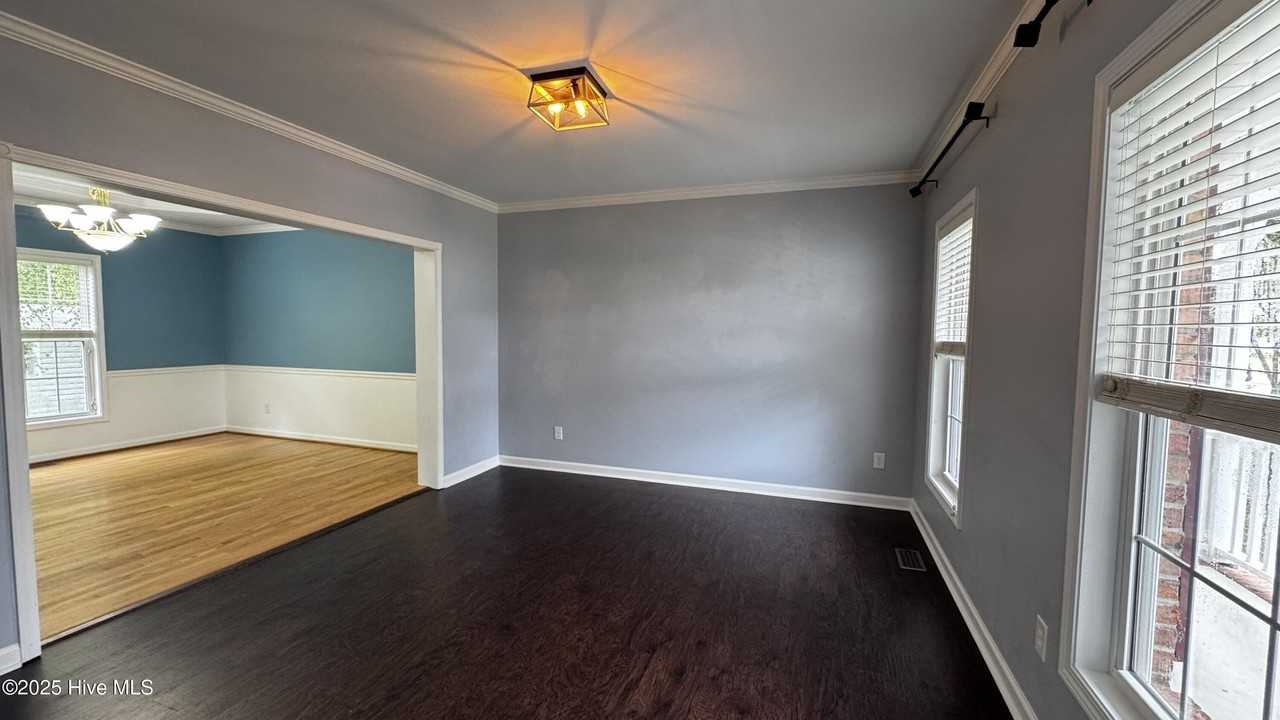 232 Newport Dr - Photo 3 of 41