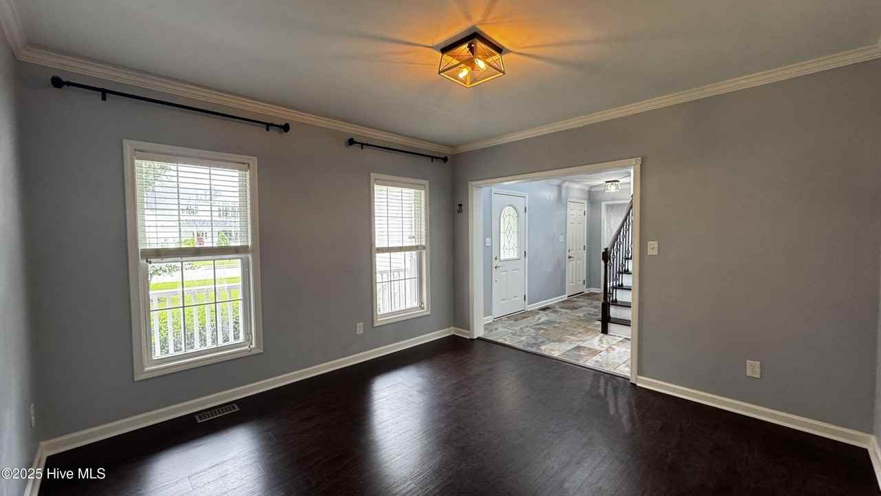 232 Newport Dr - Photo 4 of 41