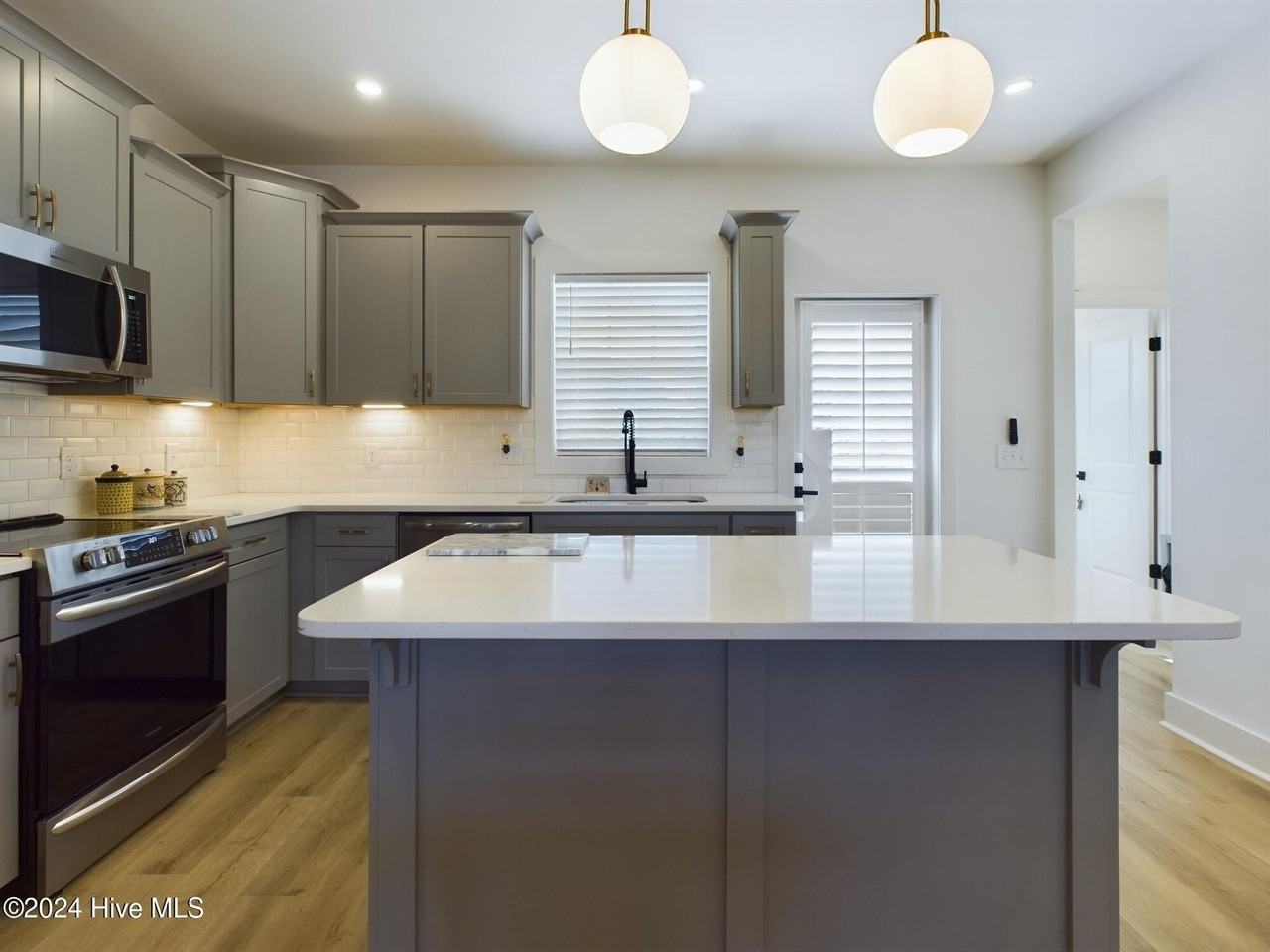 129 Lexington Ln - Photo 3 of 33