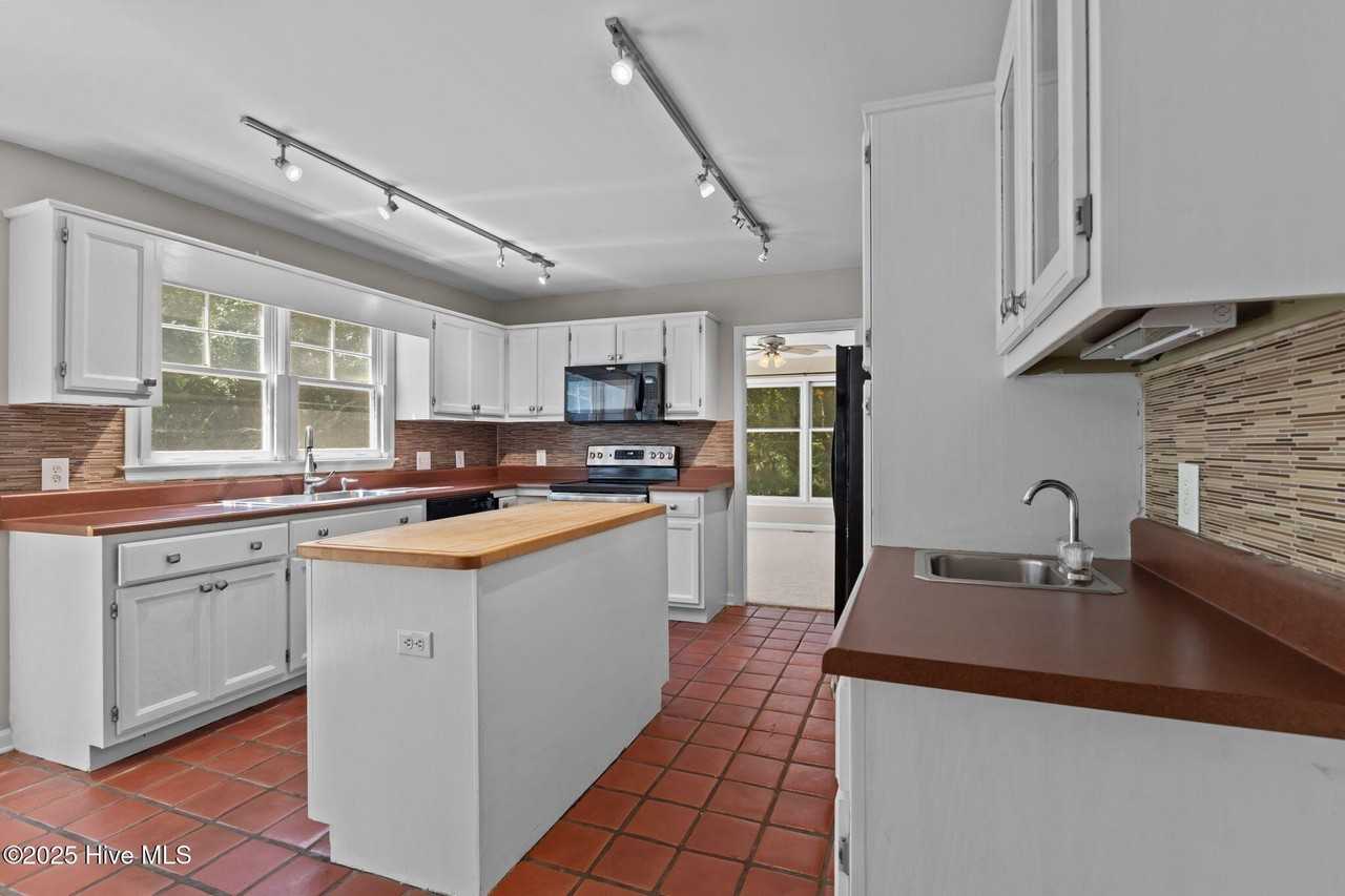 225 Mitchell Rd - Photo 5 of 44