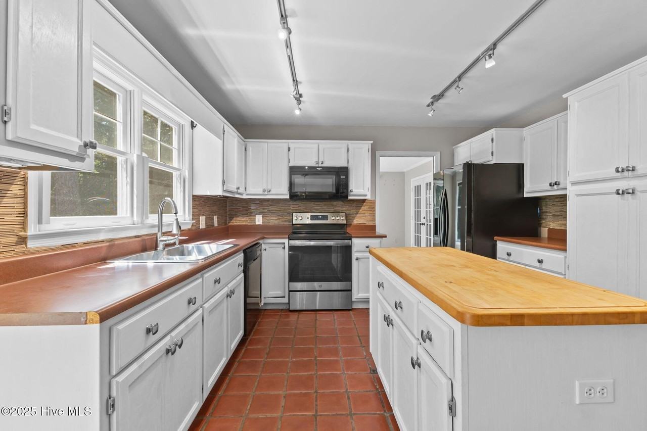 225 Mitchell Rd - Photo 7 of 44