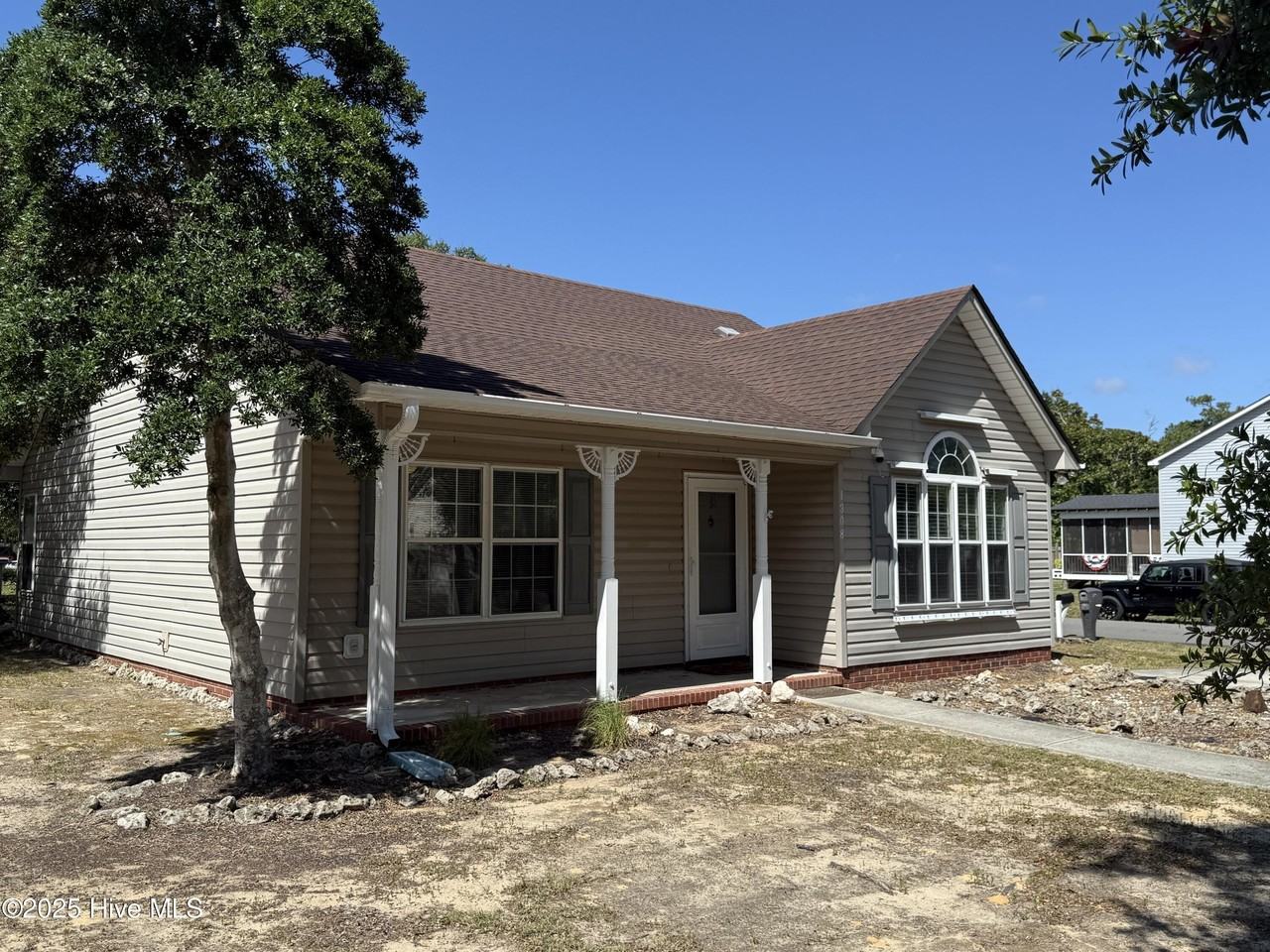 1308 E Oak Island Dr - Photo 2 of 32