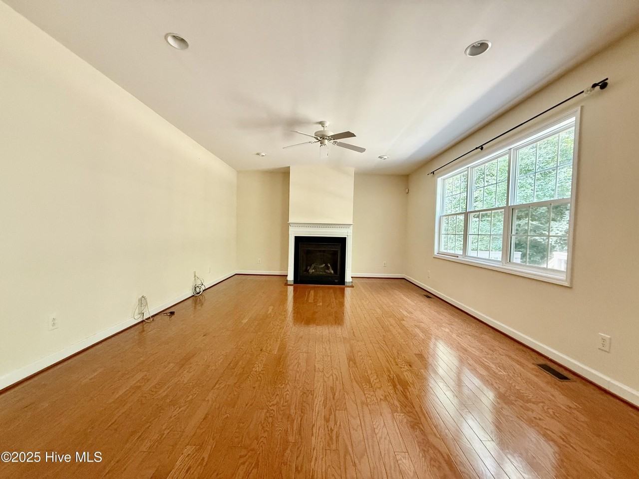 410 Harkness Circle - Photo 2 of 26