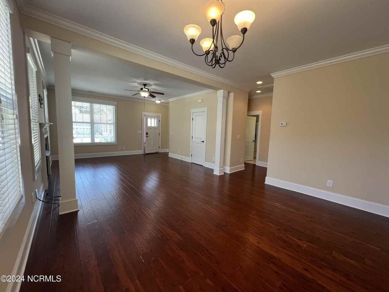 1211 Daisy Court - Photo 3 of 32