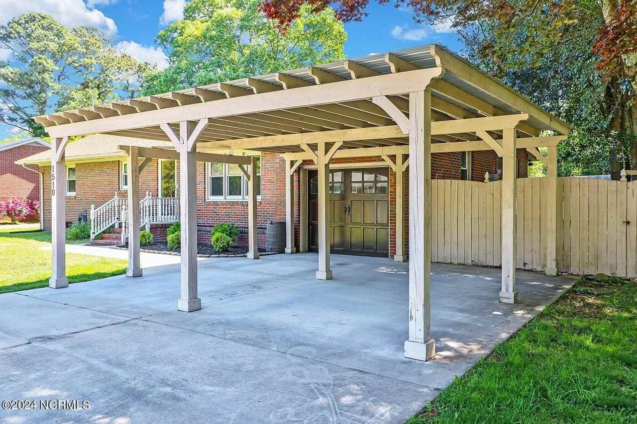 1510 Crescent Dr - Photo 3 of 38