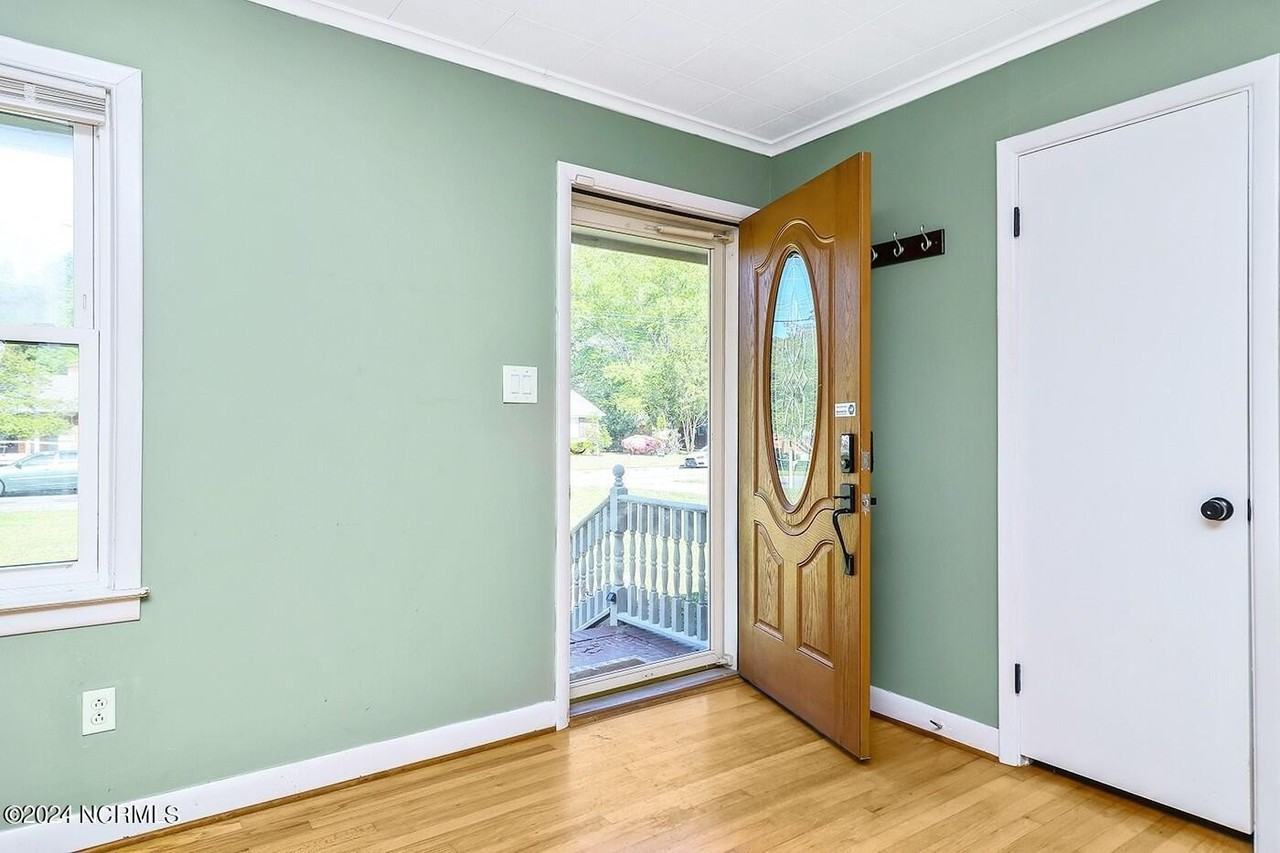 1510 Crescent Dr - Photo 4 of 38