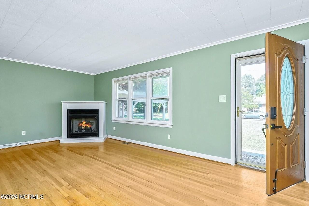 1510 Crescent Dr - Photo 5 of 38