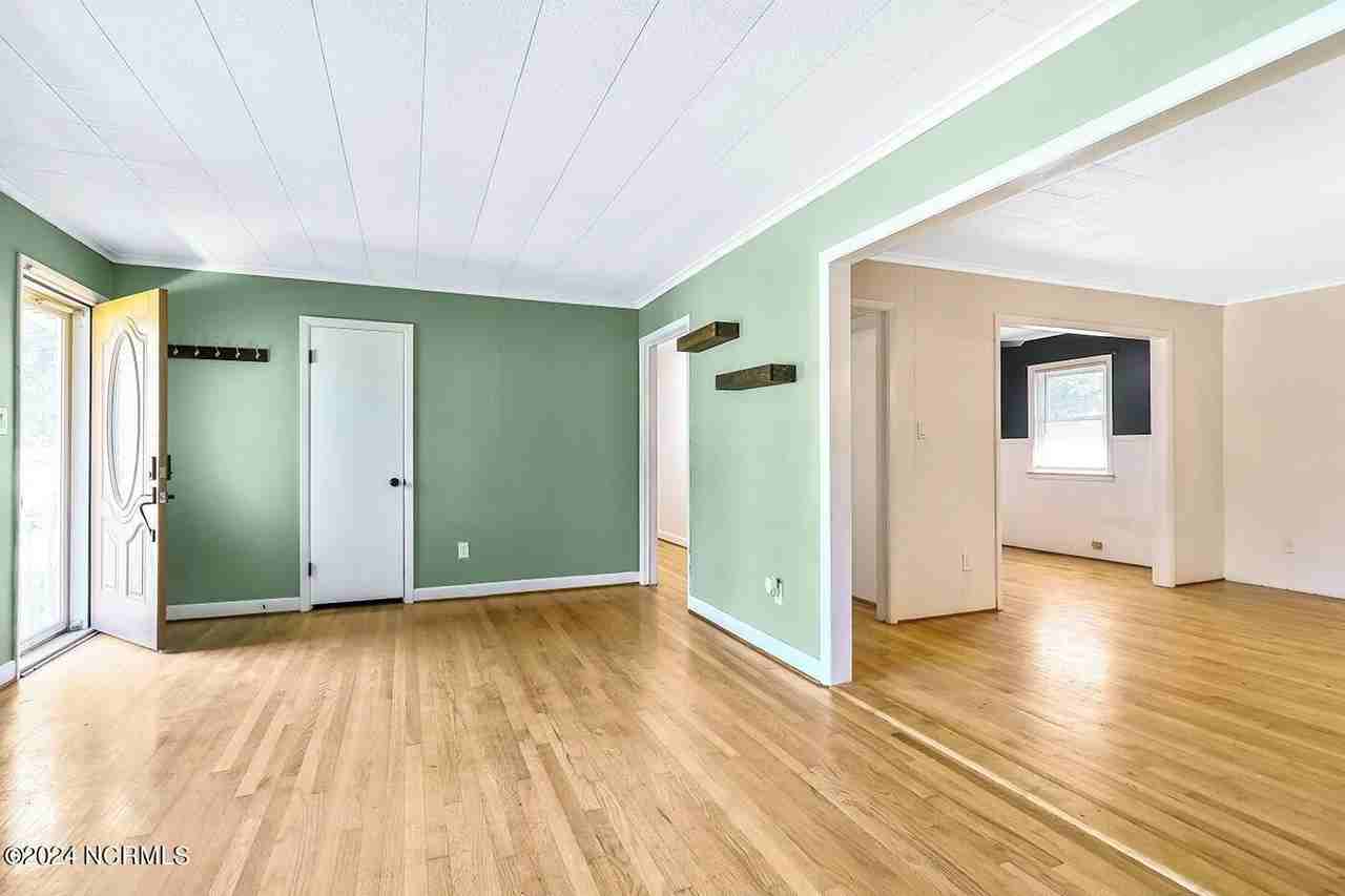 1510 Crescent Dr - Photo 6 of 38