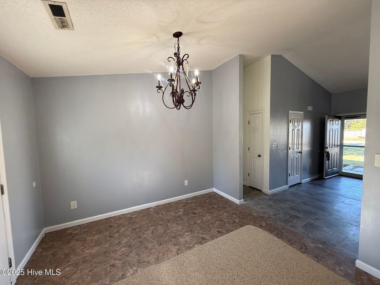 203 Angie Ct - Photo 4 of 14