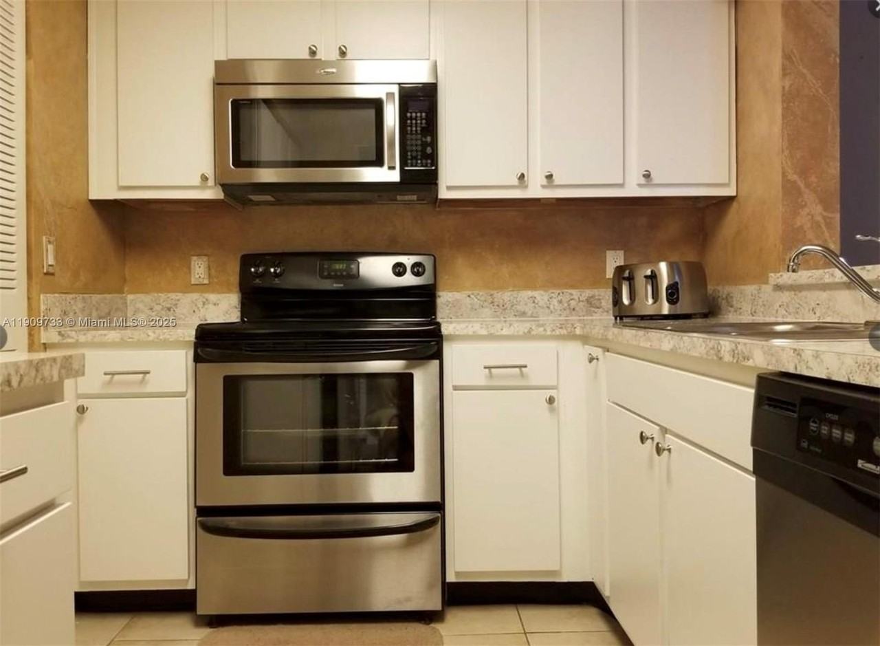 1281 Sw 46th Ave #2502 - Photo 6 of 22