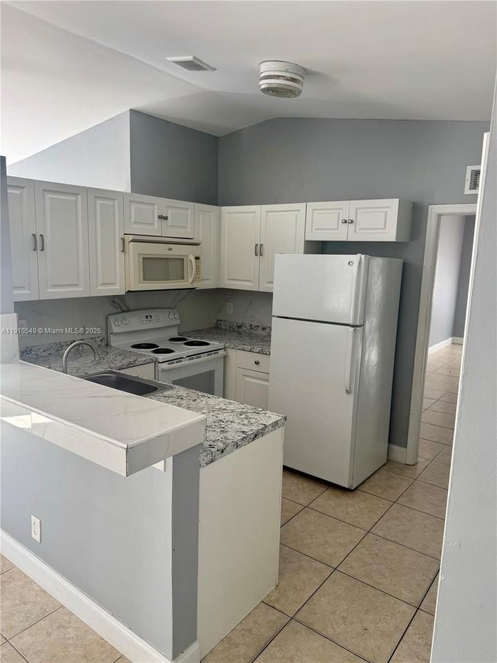 1234 Southwest 71st Terrace - Photo 5 of 20