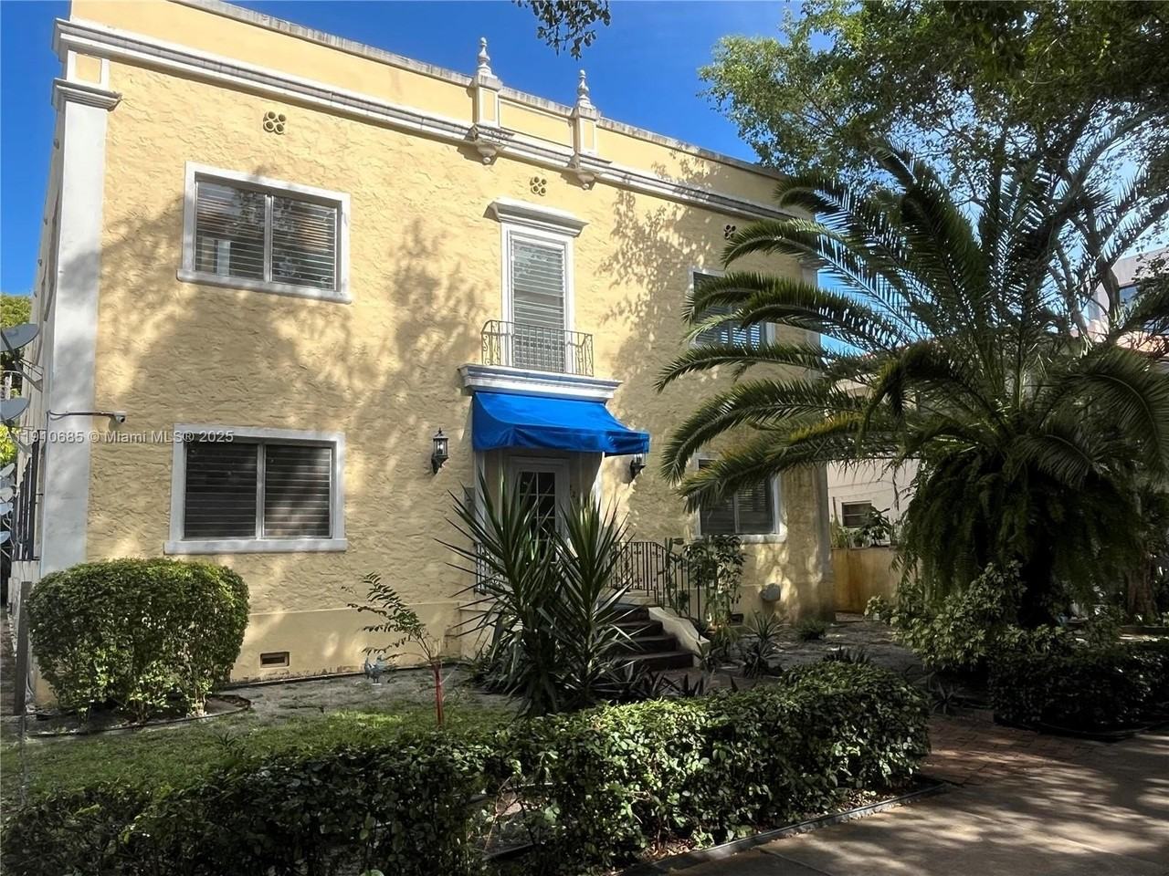 223 Calabria Ave #11 - Photo 3 of 26