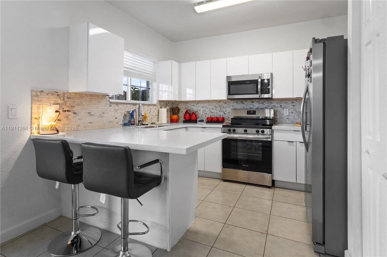 2741 Ne 4th St #103 - Photo 4 of 50