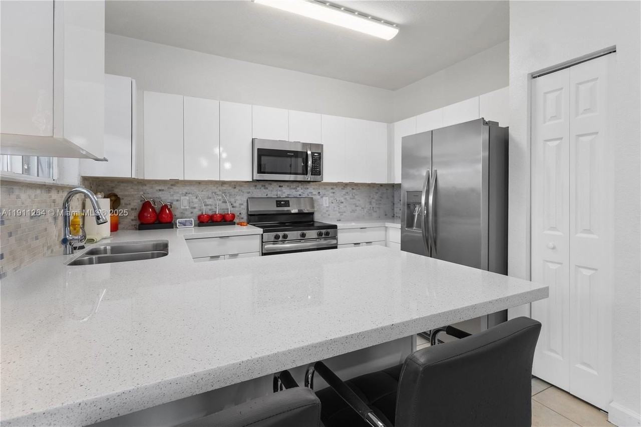 2741 Ne 4th St #103 - Photo 5 of 50