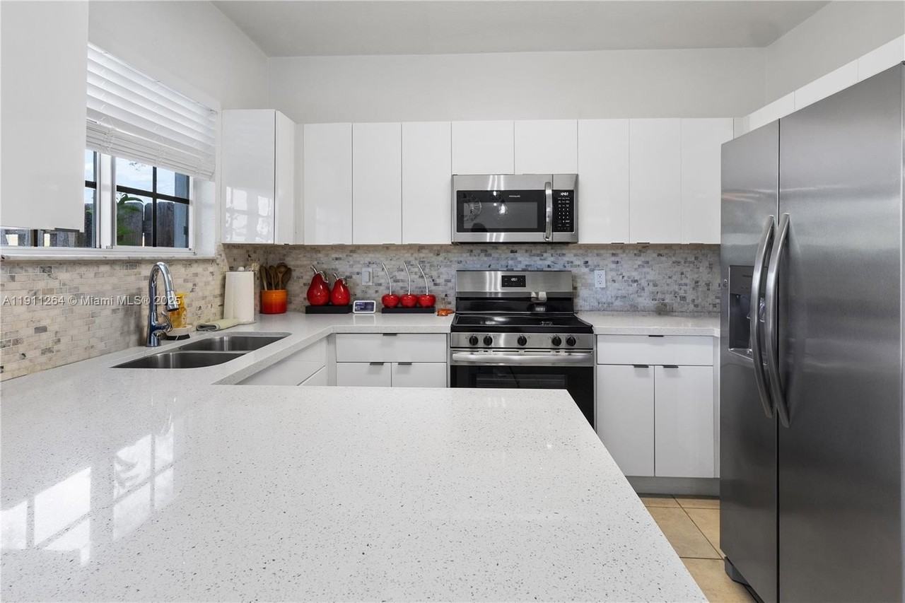 2741 Ne 4th St #103 - Photo 6 of 50