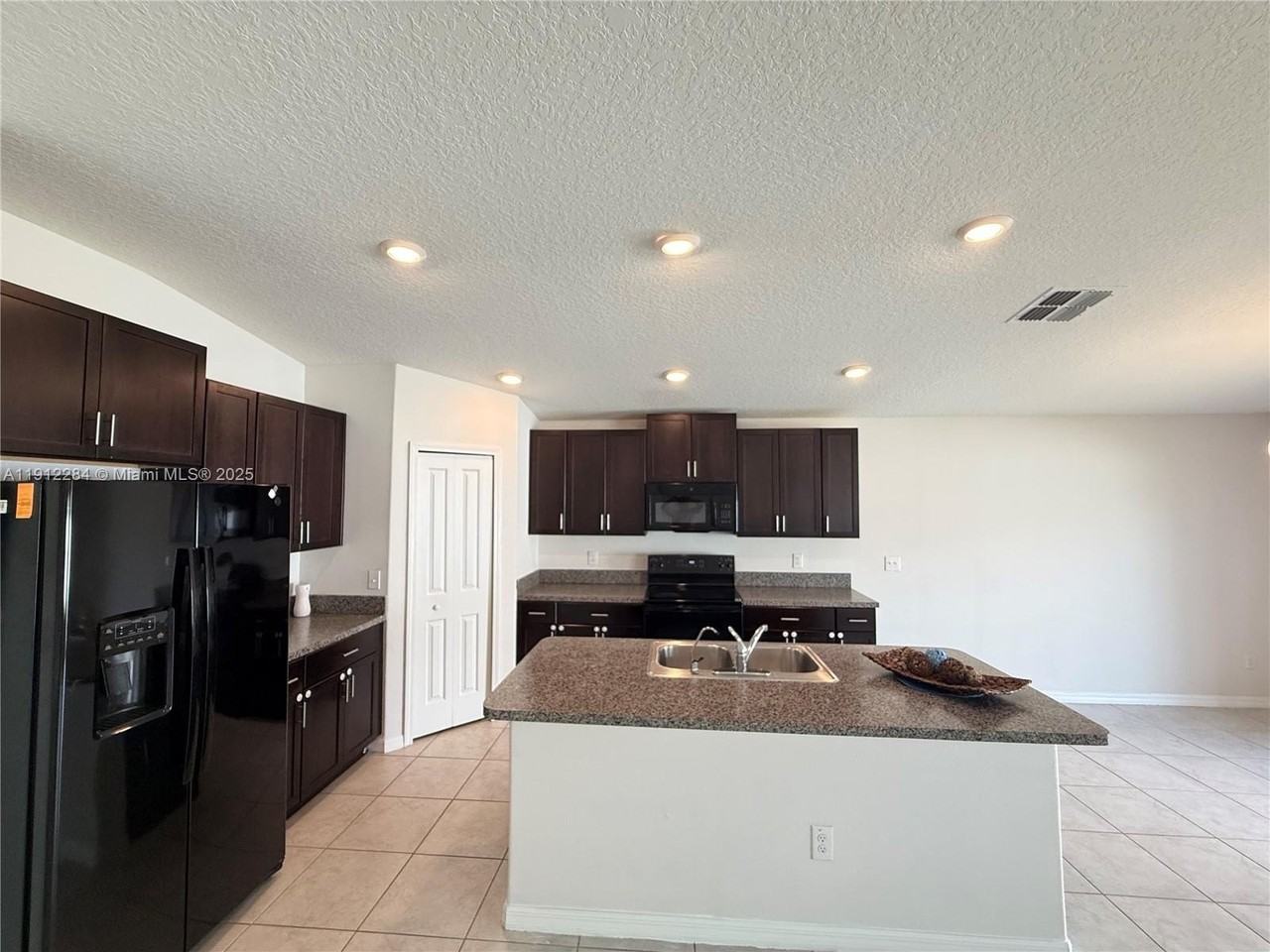 39889 Harmon Grove Ct - Photo 5 of 50