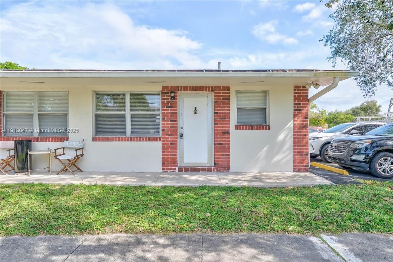 856 Sw 10th St #1 - Photo 3 of 15