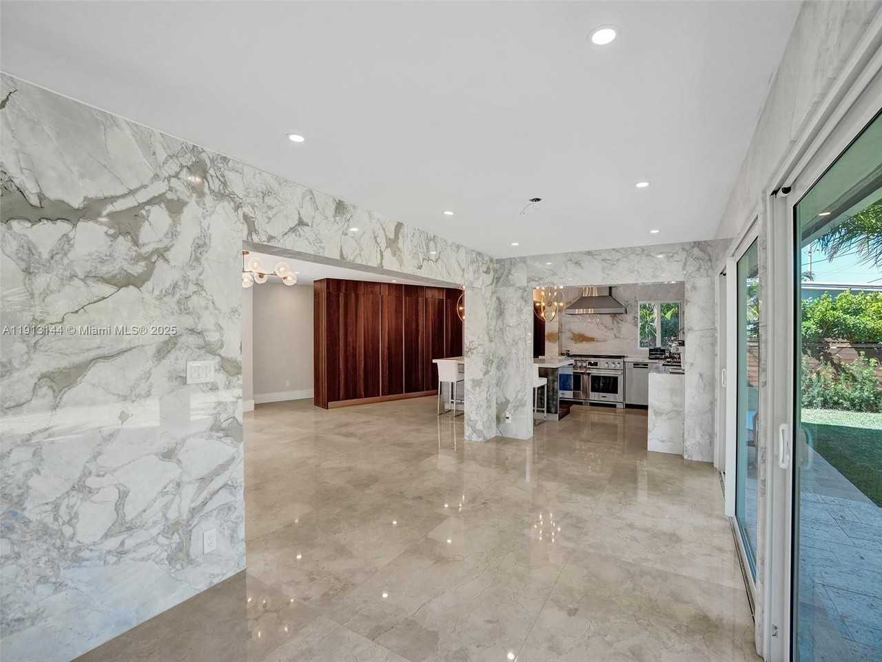 2421 Ne 7th Pl - Photo 5 of 48