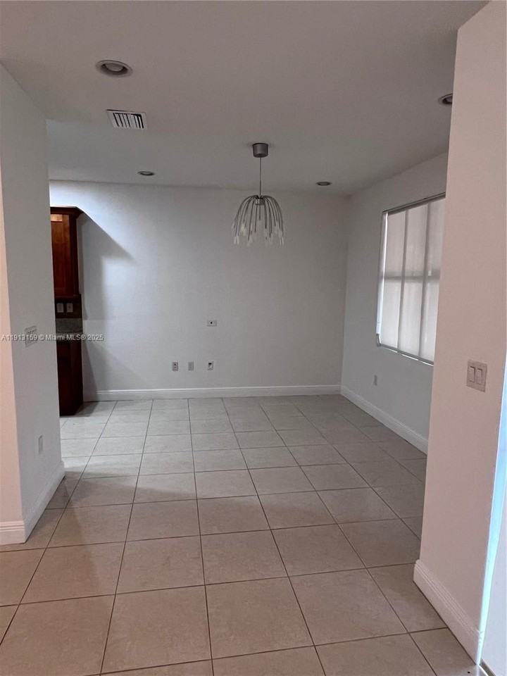 9801 Nw 9th St #9801 - Photo 4 of 7