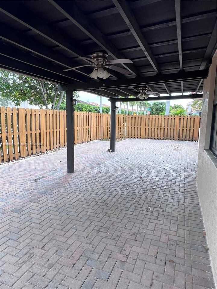 9801 Nw 9th St #9801 - Photo 7 of 7