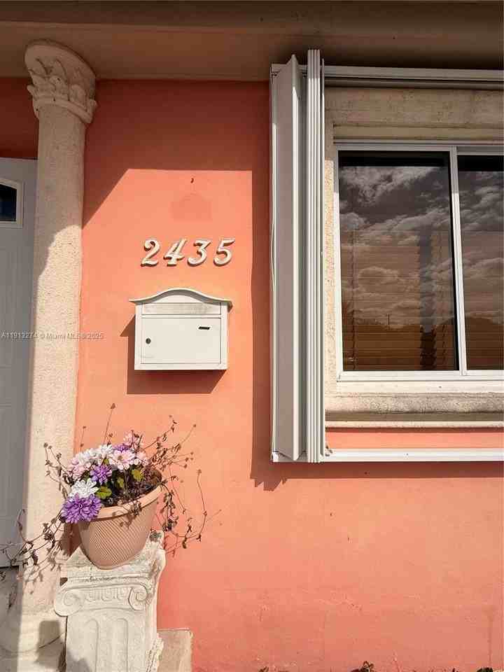 2435 Wilson St #1 - Photo 4 of 25