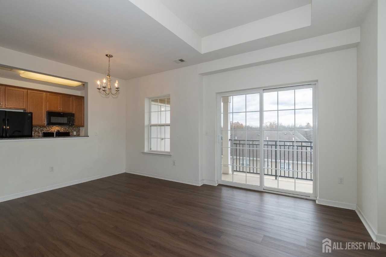 541 E Celebration Way - Photo 5 of 35