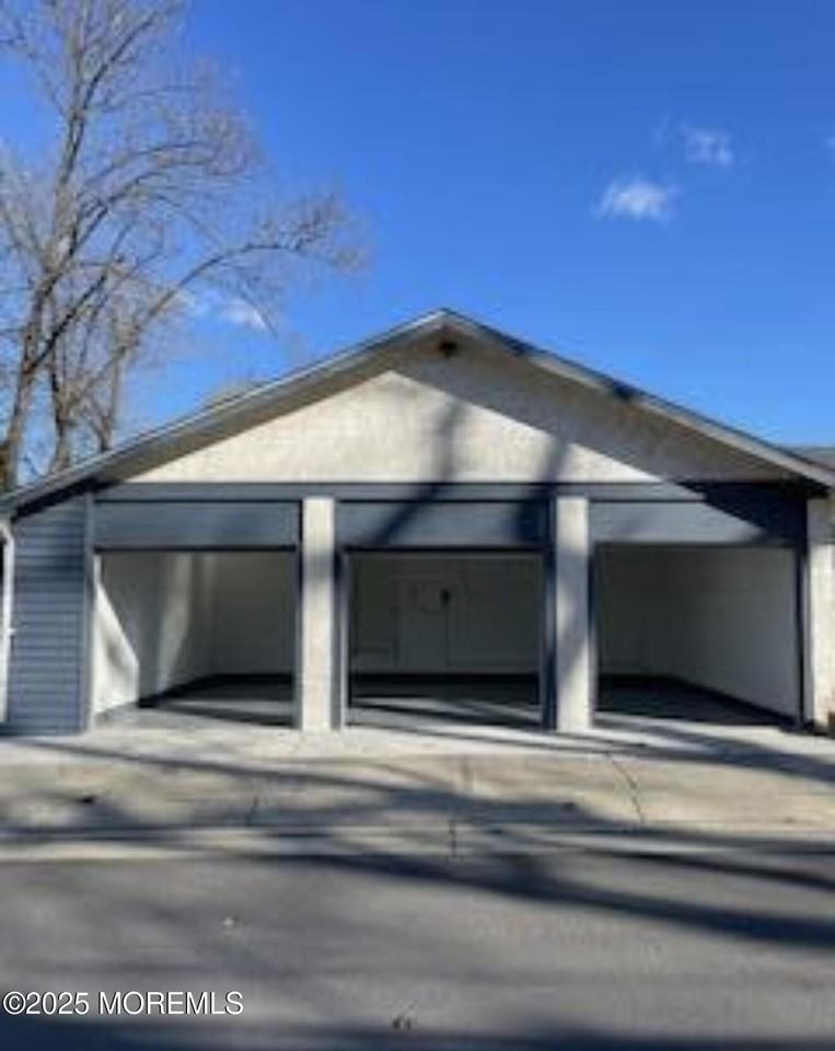 835 835 Dunlewy Street unit: Garage - Photo 2 of 15