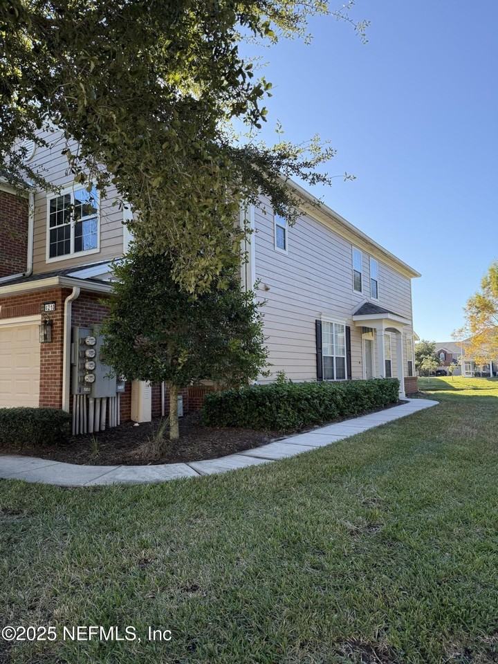 4210 Highwood Drive - Photo 2 of 26