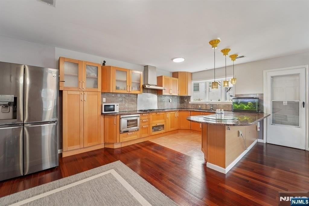 764 Jefferson Ave - Photo 7 of 33