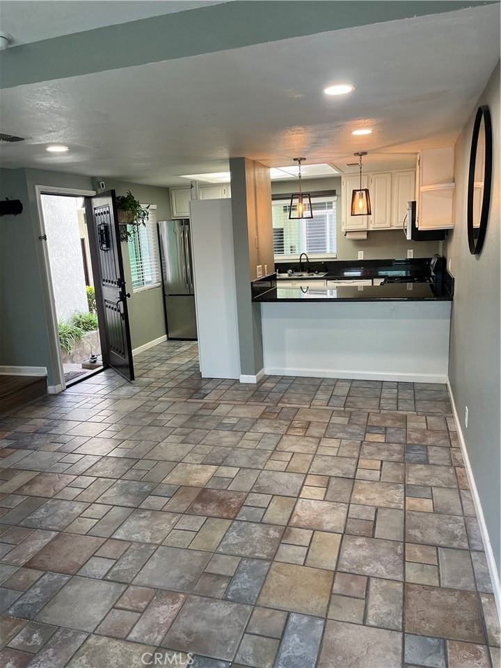 5307 North Barranca Avenue - Photo 3 of 23