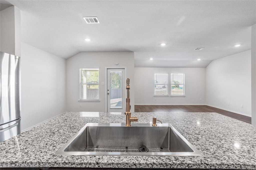 709 Fueller Dr - Photo 4 of 26