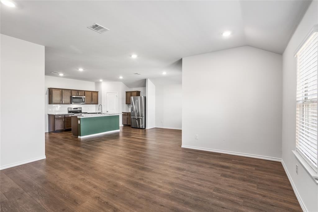 709 Fueller Dr - Photo 5 of 26