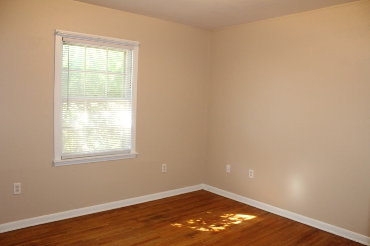 1717 Foxdale Dr - Photo 3 of 5