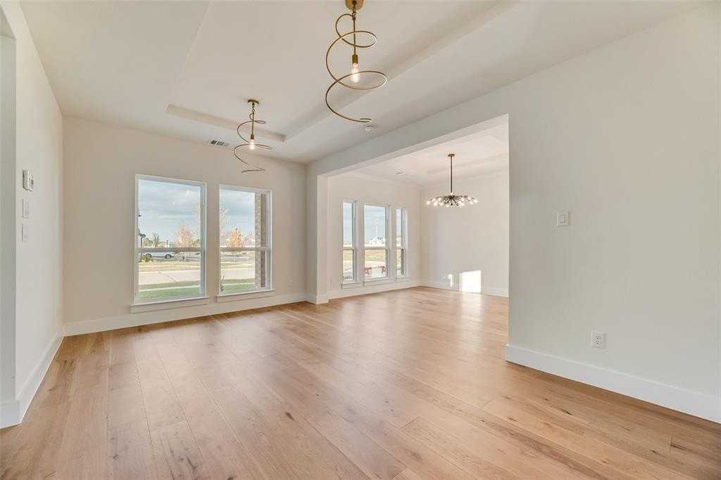 1055 Modesto Dr - Photo 6 of 29