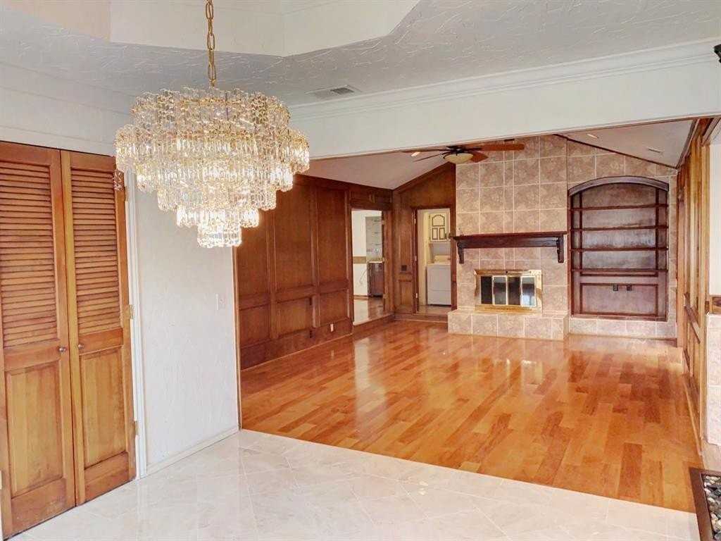 150 Macarthur Ct - Photo 5 of 40