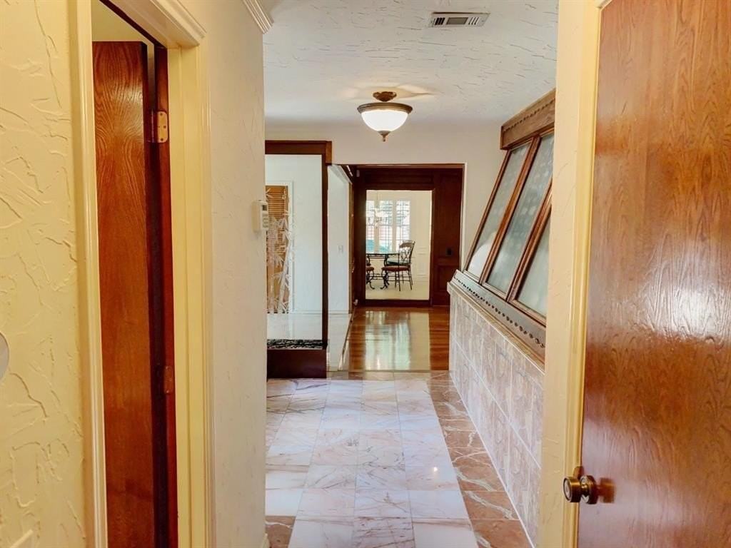 150 Macarthur Ct - Photo 6 of 40