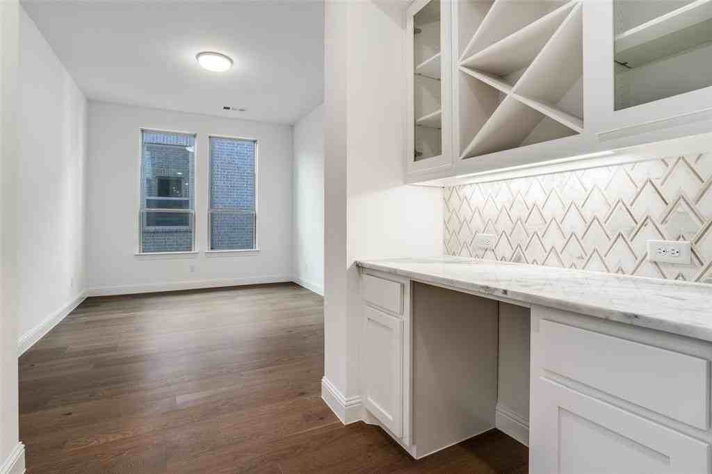 3503 Foxhall St - Photo 3 of 40