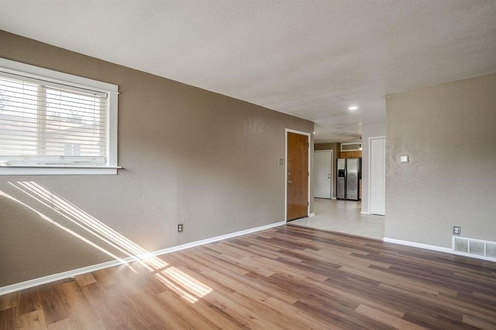 204 Mildred Ln - Photo 3 of 20