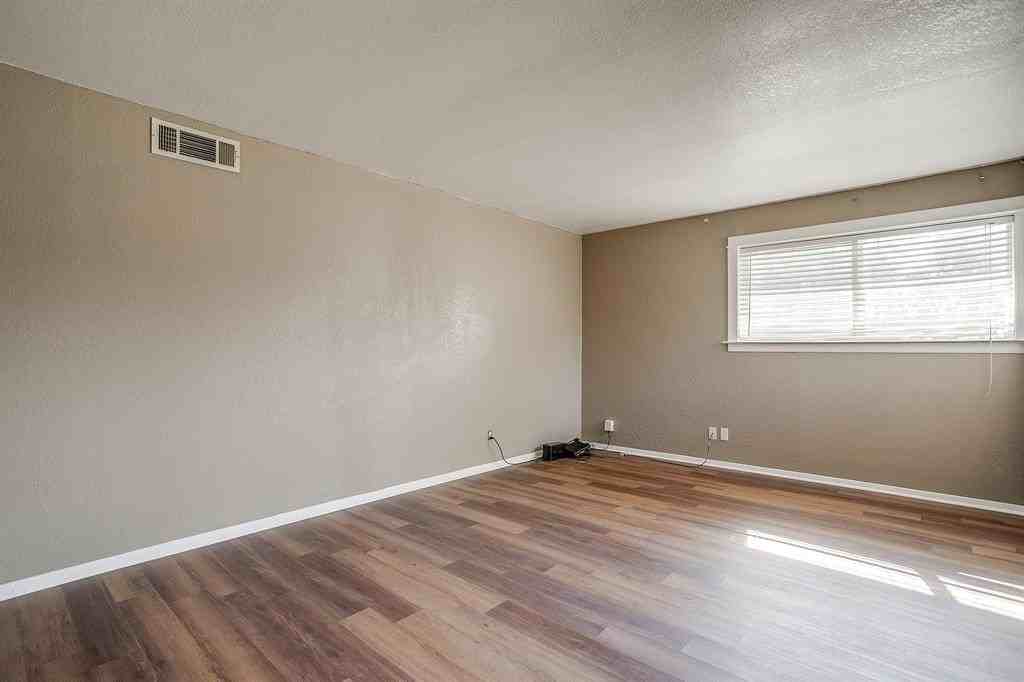 204 Mildred Ln - Photo 5 of 20