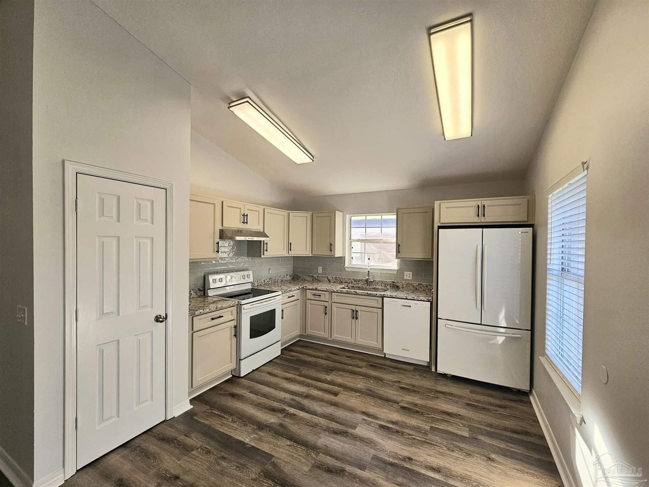 28 Easton St - Photo 4 of 19