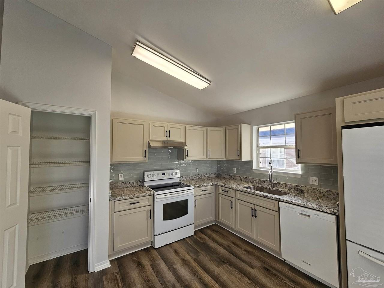 28 Easton St - Photo 5 of 19