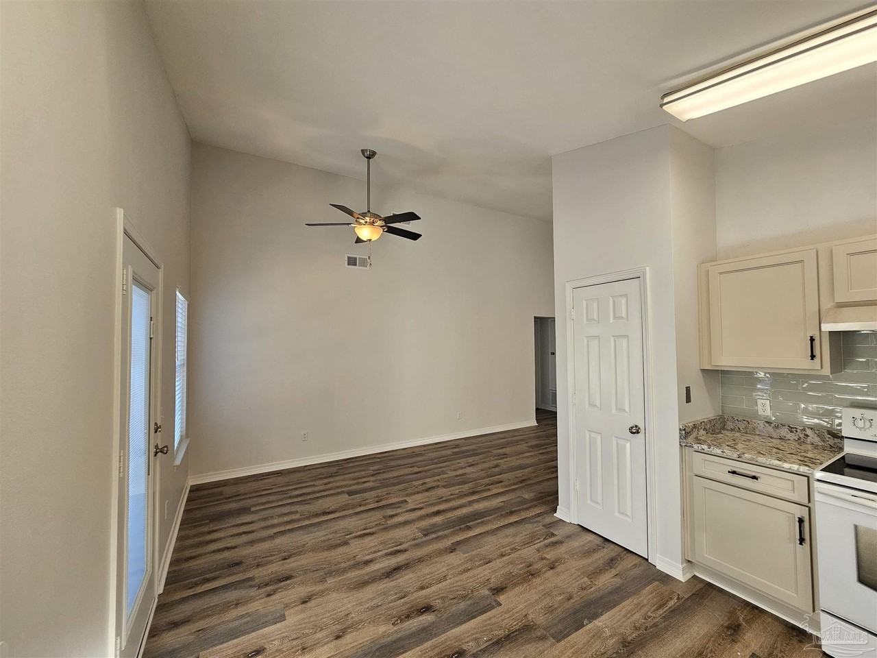 28 Easton St - Photo 6 of 19