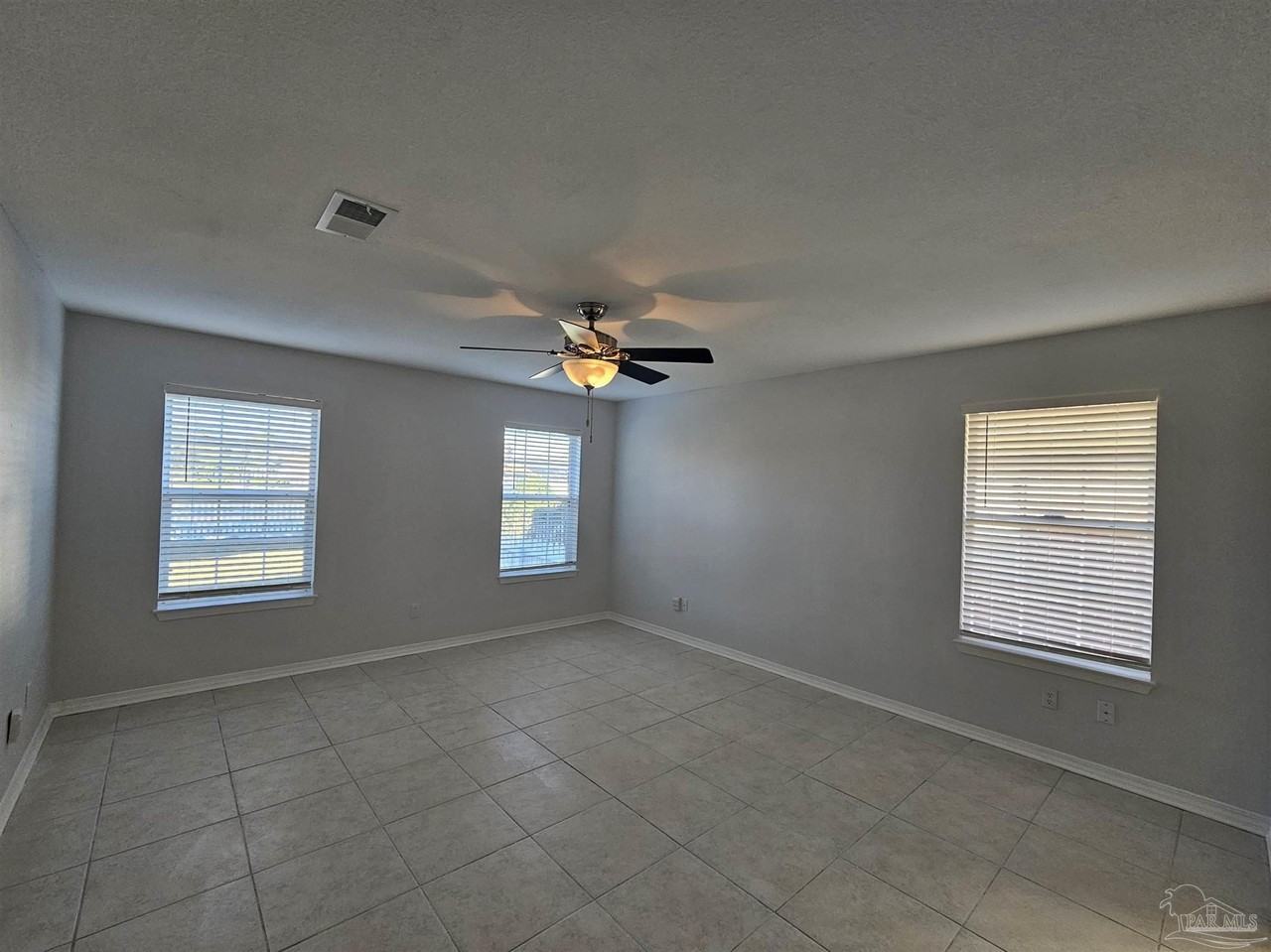 28 Easton St - Photo 7 of 19