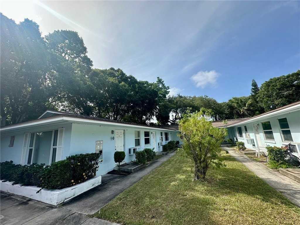 706 19th St Apt 3 #3 - Photo 2 of 9