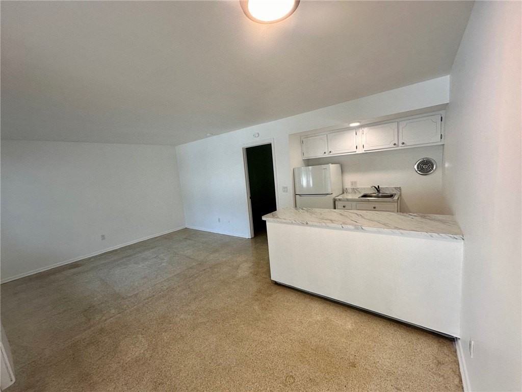 706 19th St Apt 3 #3 - Photo 3 of 9