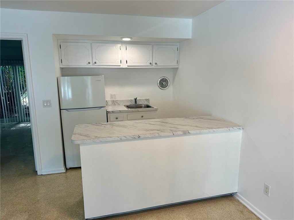 706 19th St Apt 3 #3 - Photo 4 of 9